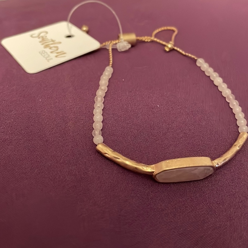 Beaded bracelet with stone